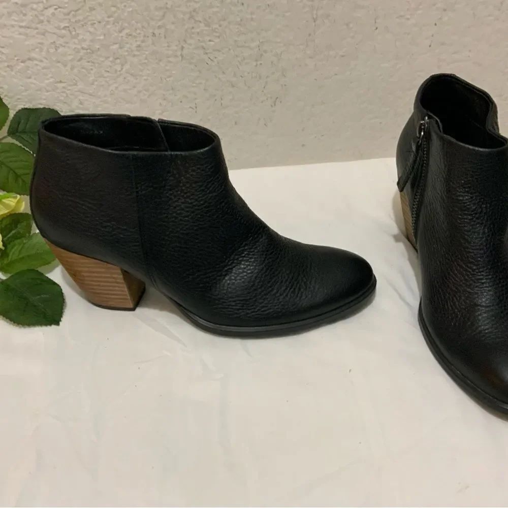 Ecco Women's Black Leather Western Water Resistant Ankle Booties 38/7-7.5 US